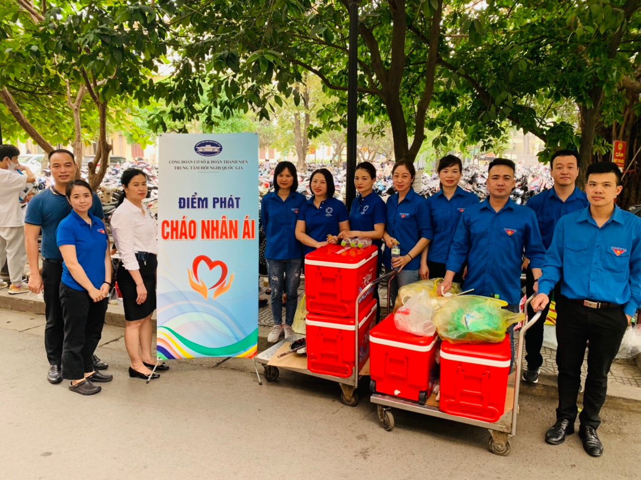 Hoạt động phát cháo thiện nguyện tại Bệnh viện Bạch Mai