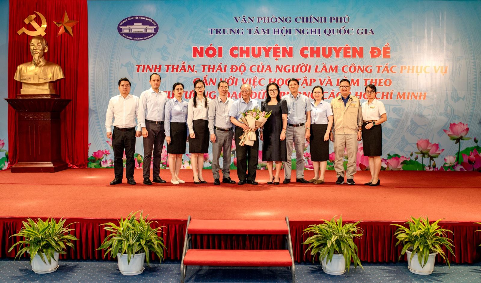 NÓI CHUYỆN CHUYÊN ĐỀ "TINH THẦN, THÁI ĐỘ CỦA NGƯỜI LÀM CÔNG TÁC PHỤC VỤ GẮN VỚI VIỆC HỌC TẬP VÀ LÀM THEO TƯ TƯỞNG, ĐẠO ĐỨC, PHONG CÁCH HỒ CHÍ MINH"