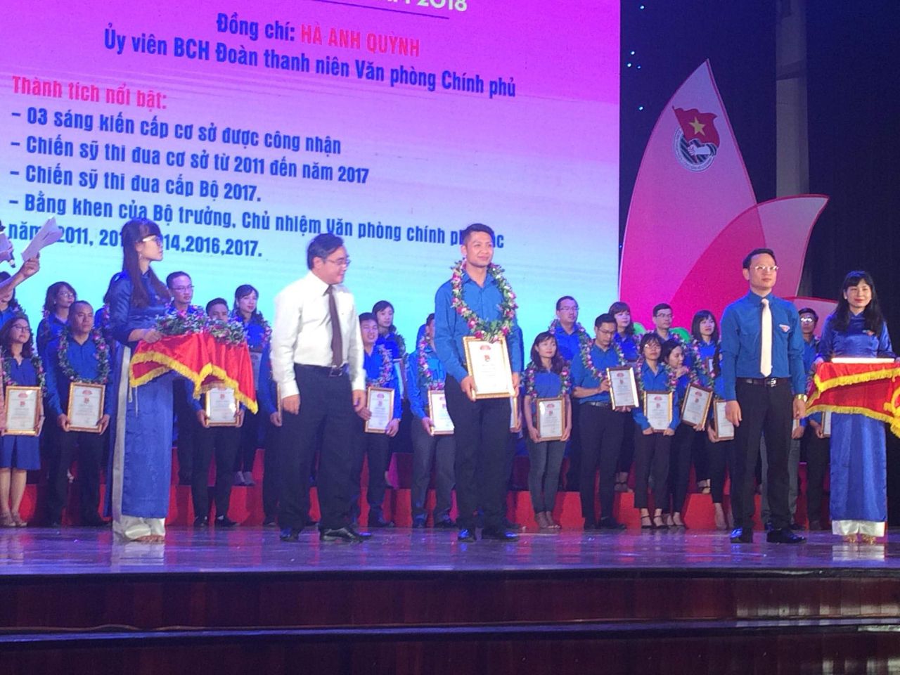 THANH NIÊN TIÊN TIẾN LÀM THEO LỜI BÁC
